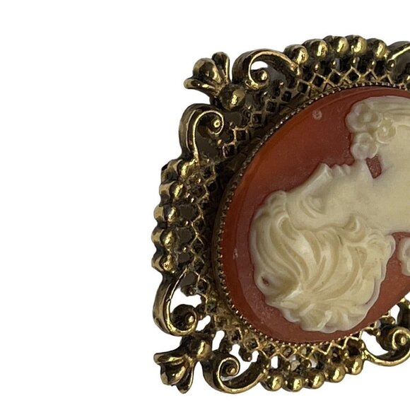 Vintage Cameo Brooch Pin Gold Tone Avon Pinback Opens Up Empty Glace Locket - Picture 16 of 16